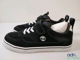 gros plan d'une paire de chaussures sur une surface blanche