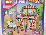 La boîte est ouverte pour montrer le contenu de la maison Lego Friends.