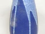 un vase bleu orné d'un motif craquelé