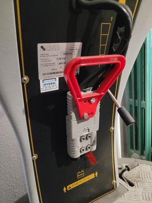 un gros plan d'un appareil rouge et noir accroché au mur
