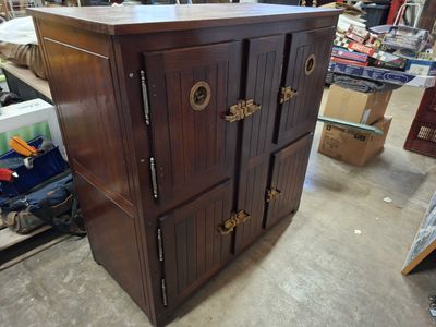 MEUBLE formant ancienne chambre froide en acajou et laiton o…
