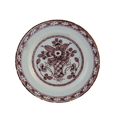 une assiette marron et blanche ornée d'un motif floral