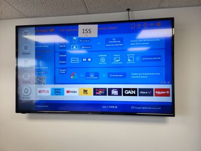 une télévision à écran plat accrochée au mur dans une pièce