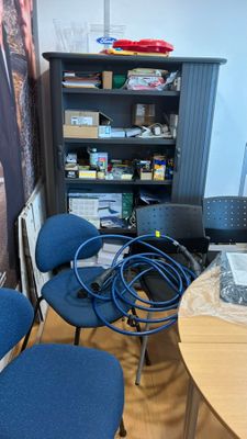 deux chaises et une table sur laquelle est posé un ordinateur portable