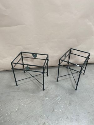 paire de chaises en fer noir avec assise en verre