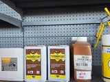 de nombreux types de peinture différents dans les rayons du magasin