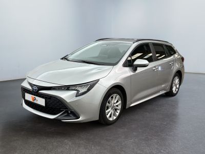 La Toyota Corollant est garée dans une pièce blanche