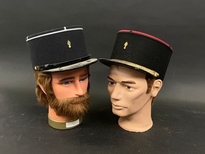 Réunion de : - Képi d'infanterie française ;
