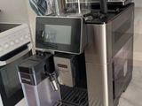 une photo d'une machine à café dans une cuisine
