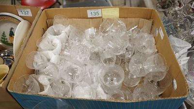 une boîte remplie de bouteilles en plastique transparent posée sur une table