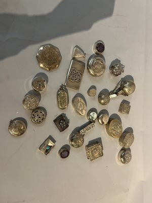 beaucoup de bijoux en argent et en or posés sur une table