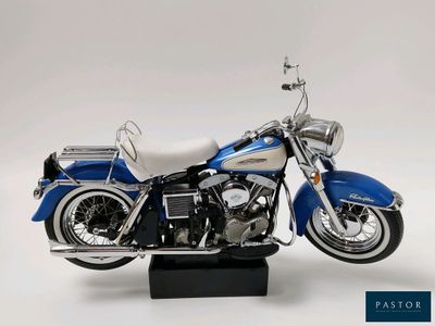une moto bleue posée sur un support noir