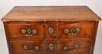 Commode à façade arbalète en noyer sculpté, ouvrant par quat… (photo 2)
