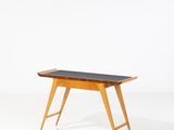 une image représentant une petite table en bois avec un plateau noir