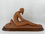 statue représentant une femme assise sur un rocher, un bébé sur les genoux
