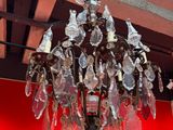 un lustre suspendu au plafond d'une pièce