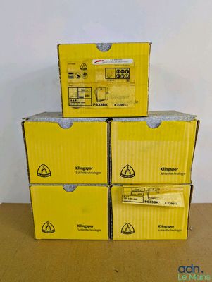 trois boîtes empilées les unes sur les autres sur une table