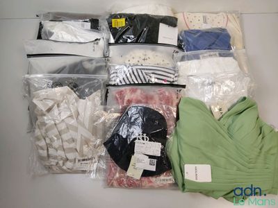 un tas de vêtements posés sur une table