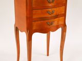 une petite commode en bois sur fond blanc