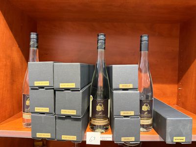 plusieurs bouteilles de vin se trouvent sur une étagère dans un magasin