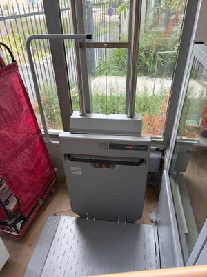 une machine placée au milieu d'une pièce