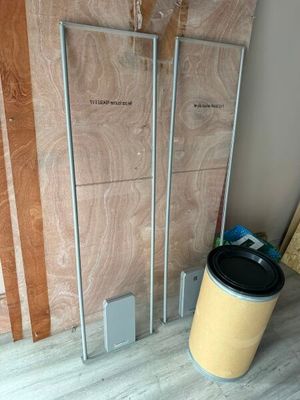 une poubelle dans un coin de la pièce, près d'un mur