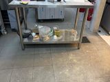 une table en acier inoxydable au milieu d'une cuisine