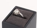 une bague en diamant dans un écrin noir sur fond blanc