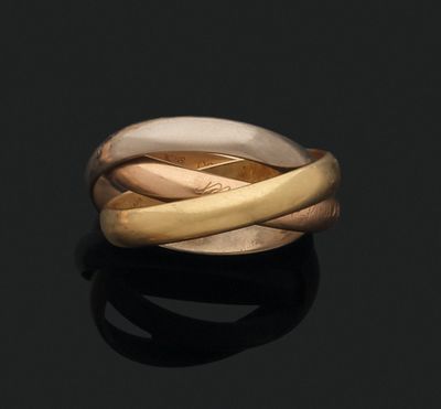 Gros plan sur une bague en or et en argent posée sur une surface noire
