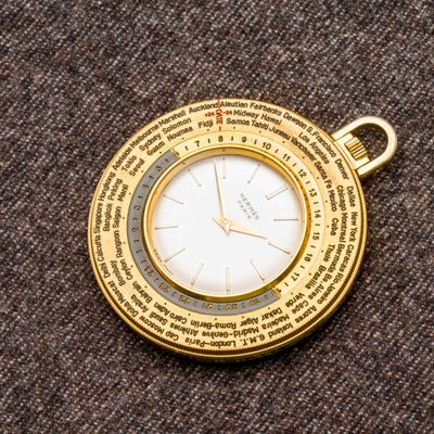 une montre de poche en or sur laquelle est gravé un poème