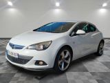 une photo d'une Opel blanche garée dans un garage