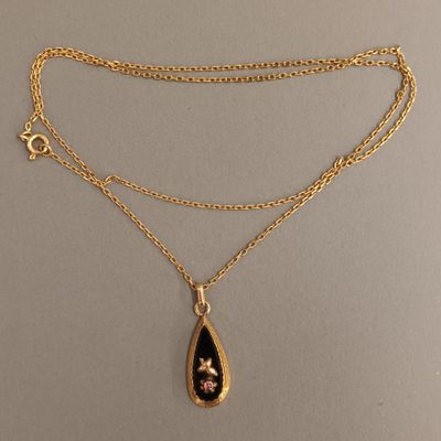 Chaine en or jaune 18K retenant un pendentif avec en or jaun… - Photo 1
