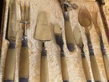 un assortiment de couteaux et de cuillères dans un coffret