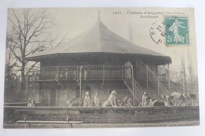 une carte postale sur laquelle figure la photo d'un bâtiment avec des personnes