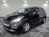 la petite voiture noire est garée dans le garage sur un sol en damier