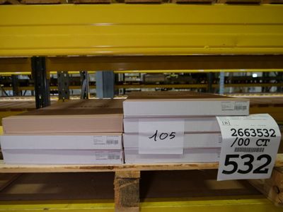 deux piles de cartons posées sur une palette dans un entrepôt