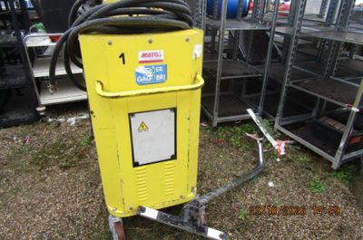 une machine jaune qui est garée dans l'herbe