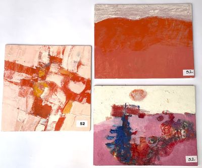 Quatre tableaux de couleurs et de formes différentes sont exposés sur une surface blanche.