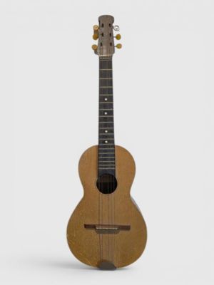 une image représentant une petite guitare en bois posée sur une surface blanche