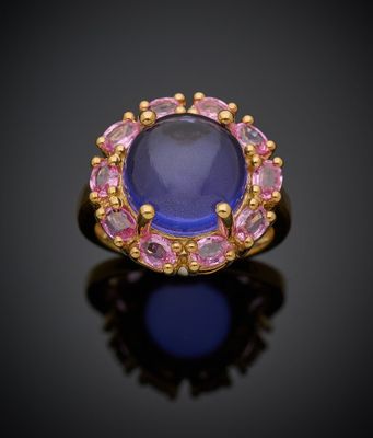 une bague ovale sertie d'un saphir bleu et d'une tourmaline rose, en or jaune 18 carats