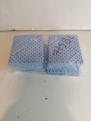 deux serviettes bleues posées sur une table