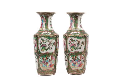 Paire de vases en porcelaine polychrome à décor de personnag…