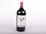la bouteille de vin rouge est posée sur une surface blanche