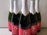 quatre bouteilles de champagne sont alignées sur une table