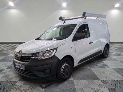 la camionnette blanche est garée sur le sol en damier d'une pièce