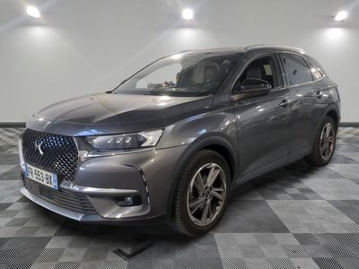 Une DSX grise de 2020 est garée dans une pièce au sol à carreaux.