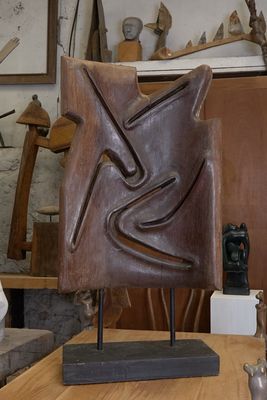 une sculpture représentant un oiseau posée sur une table dans une pièce