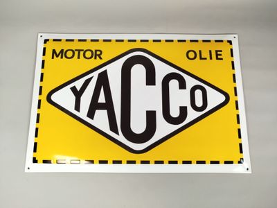 une image représentant un panneau jaune et noir sur lequel figure le mot « yacc co »