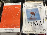 deux livres posés sur une table
