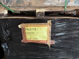 une pile de boîtes emballées dans du plastique